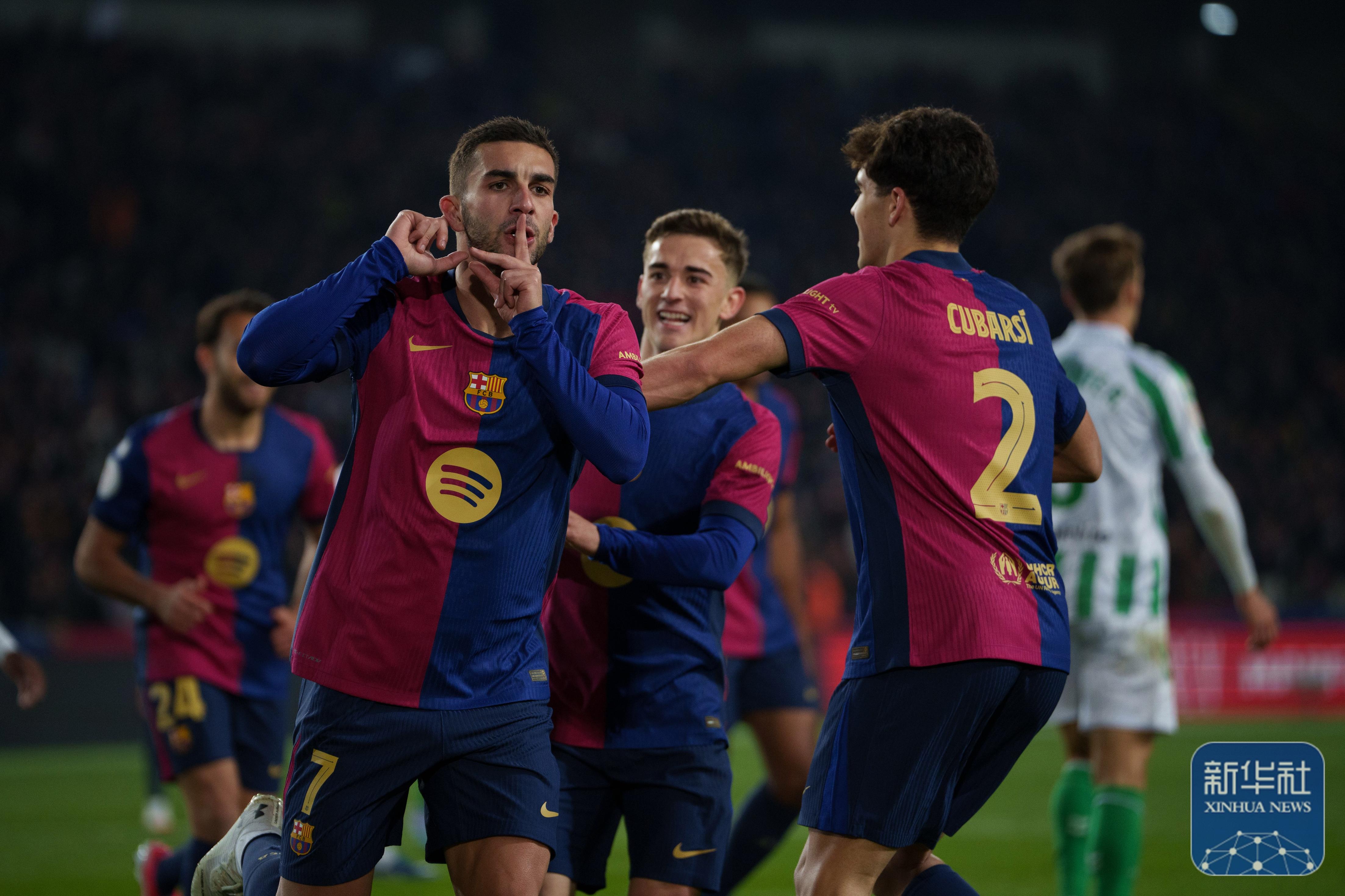 欧冠加时末段走向成谜，巴塞罗那战术微调，话题不断，年轻球员得到机会的简单介绍